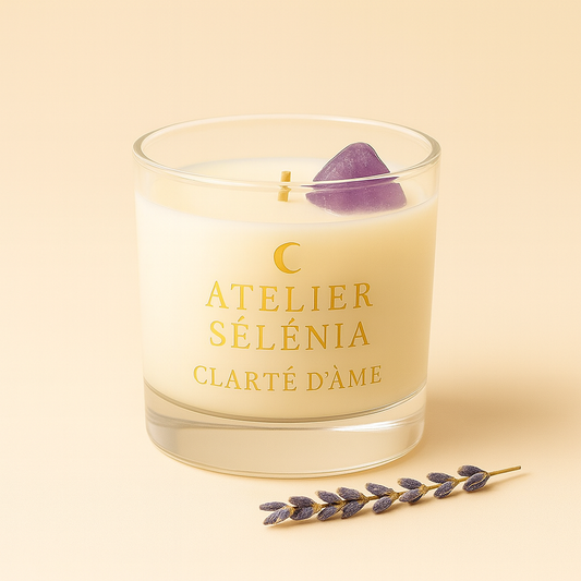 Bougie Clarté d’Âme d’Atelier Sélénia, création artisanale apaisante avec améthyste et lavande séchée, symbole de sérénité et de lumière intérieure.
180g et 90g . 